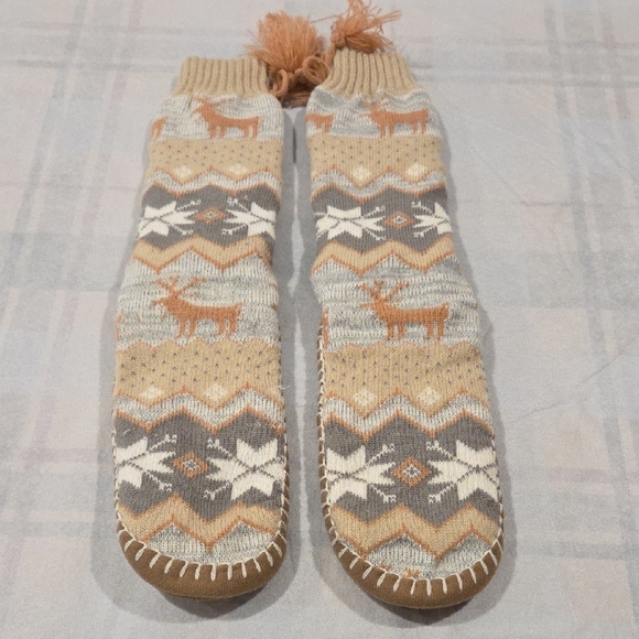MUK LUKS Women's Tassel Slipper Socks - Picture 2 of 5